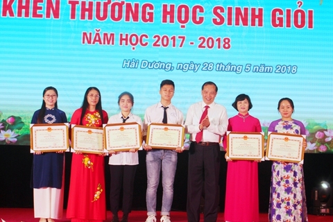 Tuyên dương, khen thưởng học sinh giỏi năm học 2017- 2018